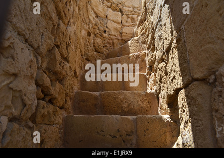 Burg von Paphos liegt am Rande der Hafen von Paphos. Es wurde ursprünglich als eine byzantinische Festung zum Schutz des Hafens erbaut. Stockfoto