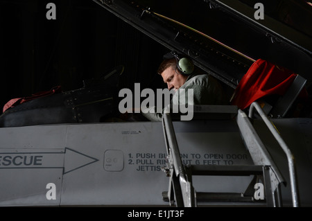 US Air Force Staff Sgt. Paul Garton, Waffensysteme Teamchef mit 52. Aircraft Maintenance Squadron, funktionale che Stockfoto