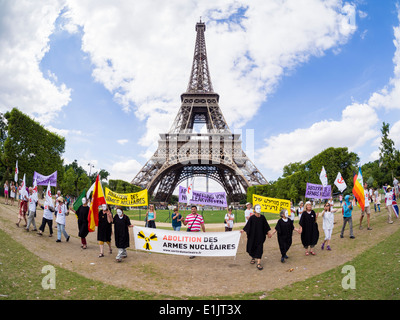 Friedensaktivisten aus verschiedenen Ländern zeigen sich für die Abschaffung von Atomwaffen auf dem Eiffelturm in Paris. Stockfoto