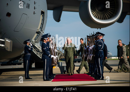 US-Flieger mit der gemeinsamen Basis-Charleston-Ehrengarde Rendern Ehrungen, General Paul Selva, der Kommandeur des Air Mobility Command, Stockfoto