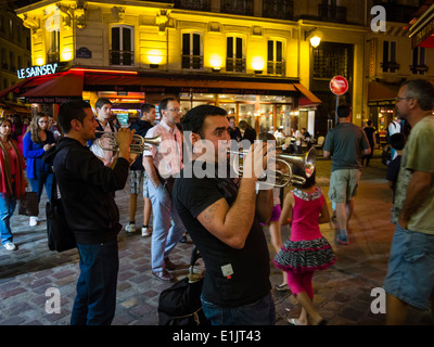 Straßenmusiker spielen spät am Abend im Quartier Latin von Paris / quartier Latin. Stockfoto