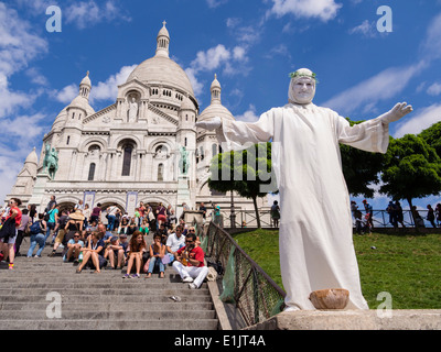 A Street-Artist führt vor der Basilika Sacre Coeur auf dem Montmartre-Hügel in Paris. Stockfoto