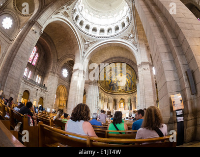 Touristen besuchen die Basilika Sacre Coeur auf dem Montmartre-Hügel in Paris. Stockfoto