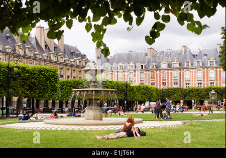 Der Place des Vosges im Marais-Viertel in Paris. Stockfoto