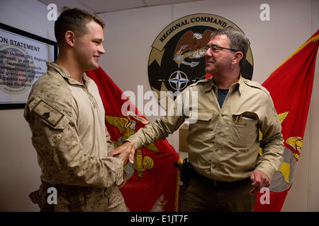 US Marine Corps Sgt. Joshua Moore, links, Scout Sniper Teamleiter mit 2. Bataillon, 8. Marine Regiment, schüttelt Hände Witz Stockfoto