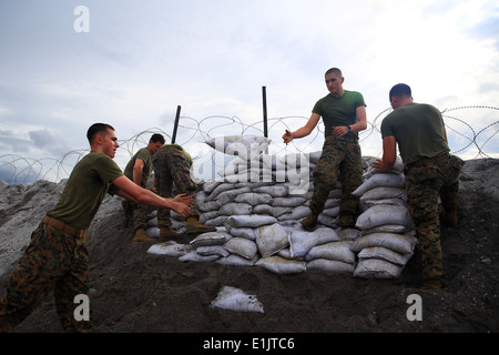 US-Marines mit Battalion Landing Team, 1. Bataillon, 4. Marine Regiment, Sandsäcke 13. Marine Expeditionary Unit Stack in Stockfoto