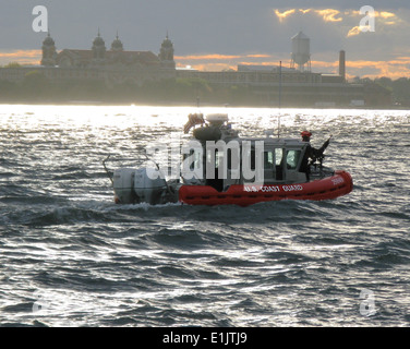 Ein 25-Fuß-Antwort-Boot von Coast Guard Station New York in New York Hafen in der Abenddämmerung im Gange. Entwickelt in einem direct-Response-t Stockfoto
