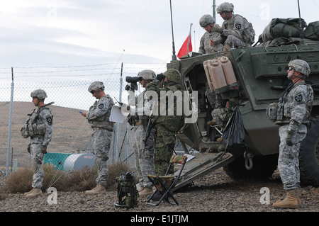 Japanischen und US-Soldaten beobachten und richten eine gemeinsame Zug Leben Feuer Übung bei der Yakima Training Center, Washington, Sept. 17 Stockfoto