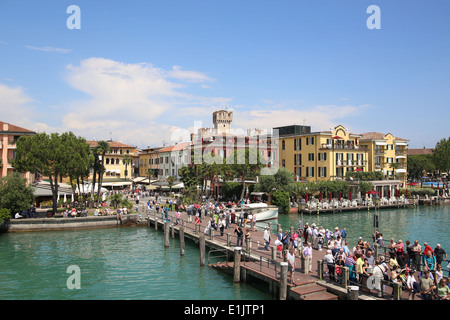 Fahrgäste ein- und Aussteigen in den Hafen von SIrmione am Gardasee / Lago di Garda, Italien. Stockfoto