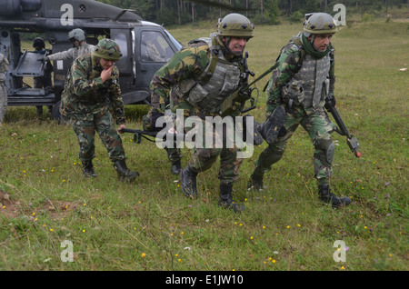 Portugiesische Soldaten mit dem 7. portugiesischen nationalen Kontingenz Carry einen simulierten Unfall von einem US-Armee UH-60 Blackhawk er Stockfoto