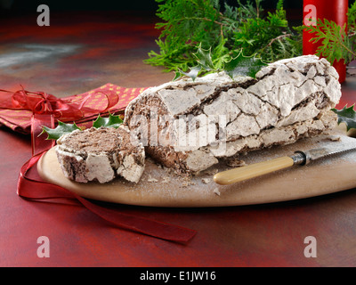 Schoko-Baiser Urlaub Yule Log dessert Stockfoto