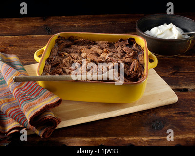 Ganze Schokolade Pecan Brotpudding Stockfoto