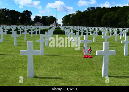 Madingley amerikanischen Soldatenfriedhof. Cambridge, UK. 05.06.2014, die Amerikanerin Sterne und Streifen und einer britischen Union Jack neben einen Kranz von Mohn am Grab des und amerikanische Soldaten. Madingley American Cemetery, in der Nähe von Cambridge, enthält mehr als 3.800 Gräber der amerikanischen Männer und Frauen, die während der zweiten Weltkrieg Ära gestorben. Es ist die einzige Weltkrieg zwei amerikanischen Soldatenfriedhof im Vereinigten Königreich. Es ist fast 70 Jahre nach dem Tag, den die d-Day Landungen in der Normandie, geschah, als viele Amerikaner ihr Leben kämpfen in dieser Schlacht verloren. Bildnachweis: Paul Marriott/Alamy Live-Nachrichten Stockfoto