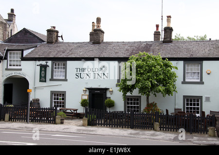 Historischen 17. Jahrhundert Poststation genannt The Old Sun Inn auf der High Street in Buxton Stockfoto