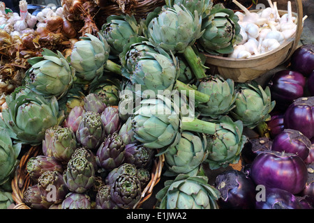 Aus biologischem Anbau, Artischocke, lila Aubergine und Knoblauch Gemüse an den Marktstand Stockfoto