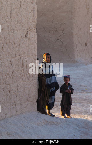 Afghanische Kinder beobachten einen Konvoi von Marines ihr Zuhause während einer Bekämpfung Logistik-Patrouille bekämpfen Logistik Regime durchgeführten übergeben Stockfoto