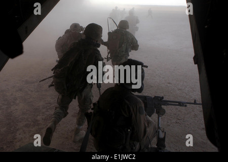 Georgische Soldaten mit dem 33. Licht-Infanterie-Bataillon und der US-Marines verlassen ein Marine Corps MV-22 Osprey Tiltrotor Flugzeug S Stockfoto