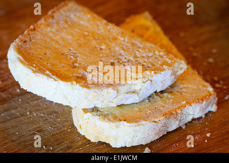 Zwei Scheiben leckeres hausgemachtes Brot und butter Stockfoto