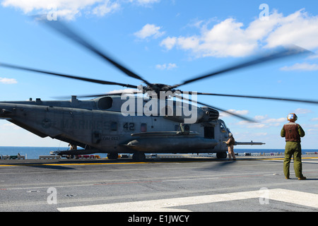 US Marine Corps SGT Zachary Ferguson, Recht, beobachtet die Crew ein CH-53E Super Stallion-Hubschrauber, Marine Mediu zugewiesen Stockfoto