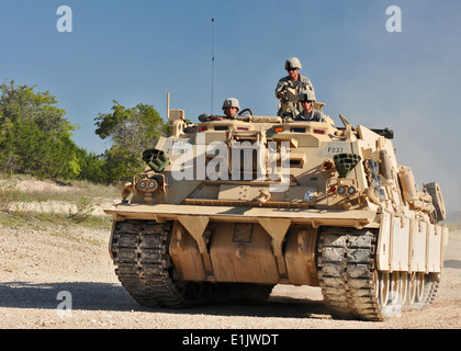 US-Soldaten mit dem 3. Bataillon, 8. Kavallerie-Regiment, 3rd Brigade Combat Team, 1. Kavallerie-Division Mann eine M88A2 Hercules Stockfoto