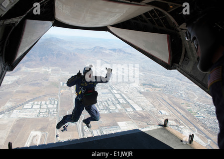 U.S. Navy Chief spezielle Kriegsführung Betreiber Brad Woodard, die Leap Frösche, die Navy Fallschirm Demo Team zugewiesen springt Stockfoto