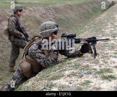 U.S. Marine Corps Lance Cpl. Travis Martin, Recht, M27 Infantry automatisches Gewehr-Schütze und 1st Lt. James Maroney, Zug Stockfoto