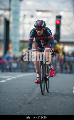 Canary Wharf, London UK. 5. Juni 2014. Runde 8 der sechsten Auflage Mannschaft basierend Pearl Izumi Race Serie braucht, um die Straßen der Stadt von Canary Wharf zwischen den Wolkenkratzern für ein Spektakel am Abend. Bildnachweis: Malcolm Park Leitartikel/Alamy Live-Nachrichten Stockfoto