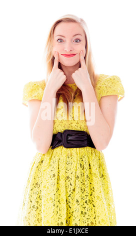 Schöne junge Frau stehend und Smiley-Gesicht zeigen Stockfoto