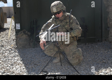 US Army Spc. Corey Strohmeyer, einer Radio-Telefongesellschaft zugewiesen Alpha Company, 198. Expeditionary Fernmeldebataillons, De Stockfoto