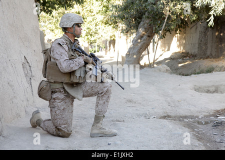 US Marine Corps Staff Sgt Derrick Warren, ein Zug-Sergeant mit Ostindien-Kompanie, 3. Bataillon, 7. Marineregiment, kniet Stockfoto