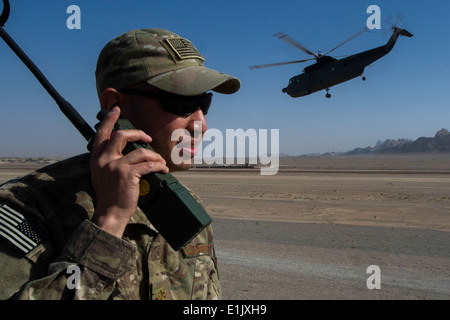 US Air Force major Brian Cruz, eine Luft Mobilität Verbindungsoffizier (GwV) mit Regional Command South kommuniziert mit Flugzeug Stockfoto