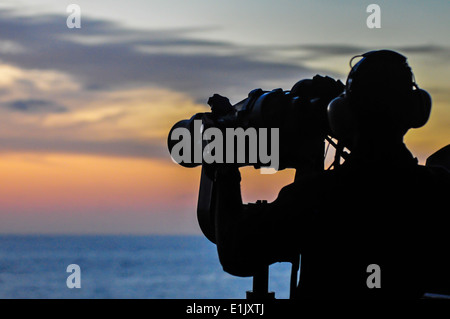 US Marine Seemann Villard Vitalis, zugeordnet zu den amphibischen Angriff Schiff USS Boxer (LHD-4), nutzt das Schiff? s Fernglas zum anbraten Stockfoto