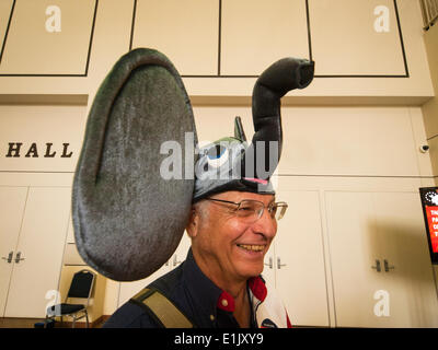 Ft Worth, Texas, USA. 5. Juni 2014. Bei der Texas State Republican Convention zeigt eine Mark Pavlovich von Denton, Texas, seine Loyalität an der Partei einen Hut Aussehen der GOP Maskottchen Elefant Credit: J. G. Domke/Alamy Live News Stockfoto