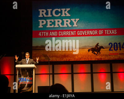 Ft. Worth, Texas, USA. 5. Juni 2014. Texas-Gouverneur Rick Perry Adresse Delegierten auf dem Texas republikanischen Parteitag sagen die Vereinigten Staaten folgt Texas ist der am schnellsten wachsenden Zustand und wo sind 37 Prozent der neuen Kobs geschieht. Bildnachweis: J. G. Domke/Alamy Live-Nachrichten Stockfoto