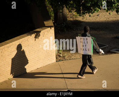 Ft Worth, Texas, USA. 5. Juni 2014. Demonstrator trägt Schild mit der Aufschrift "PTSD tötet Topf heilt." Wollen zur Legalisierung von Marihuana in Texas Credit: J. G. Domke/Alamy Live News Stockfoto