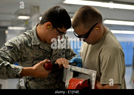 US Air Force Senior Airman Sergio Gonzalez, links, und Flieger 1. Klasse Christopher Braun, beide Flugzeuge strukturelle Bauhof Stockfoto