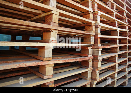 Holzpaletten übereinander in einem Holzlagerplatz Stockfoto