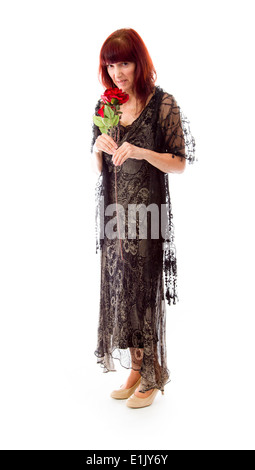 Reife Frau schlecht riechende rote Rose isoliert auf weißem Hintergrund Stockfoto
