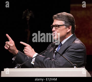 Ft Worth, Texas, USA. 5. Juni 2014. Texas-Gouverneur Rick Perry öffnet sich 2014 Texas republikanischen Parteitag der Delegierten zu sagen, wie Texas führt das Land bei den Exporten und mehr Menschen ziehen in Texas als jeder andere Staat in Amerika. Texas ist das Modell für Amerika, er sagt Credit: J. G. Domke/Alamy Live News Stockfoto