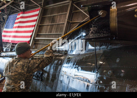 US Armee SGT Timothy A. Witts wäscht einen UH-60 Black Hawk Hubschrauber, das 1. Bataillon, 150. Aviation Regiment, Ne zugewiesen Stockfoto