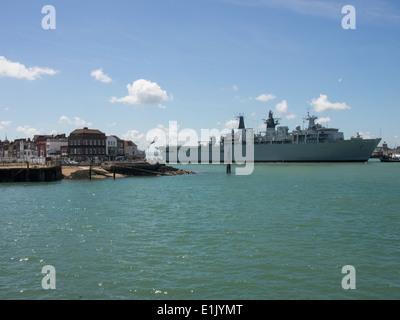 HMS Bulwark einen Albion Klasse amphibious Transport dock der Royal Navy, Eingabe von Portsmouth Harbour. Stockfoto