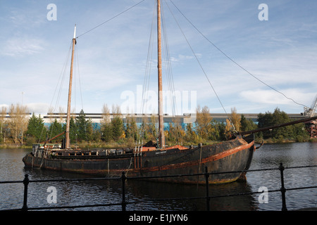 Verfallene Küstensegelkahn Eben Haezer an der Wharf an der Cardiff Old Bute East Dock Wales UK Maritime Heritage Cardiff Bay Area Stockfoto