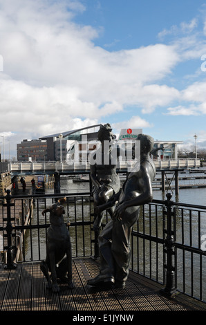 Menschen wie wir, Bronze Sculpture at Mermaid Quay, Cardiff Bay, Wales Cardiff Waterfront Kai Stockfoto