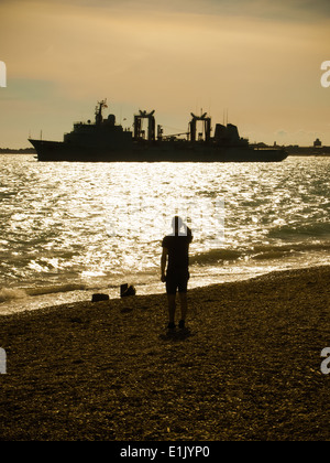 Ein Mann beobachtet FS Somme, wie sie Portsmouth Harbour verlässt und zu den Stränden der Normandie als Teil der d-Day 70 Erinnerungen fährt Stockfoto