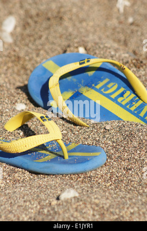 Flip Flops am Strand auf Rhodos, Insel Rhodos, Griechenland Stockfoto