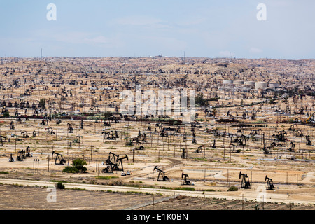 Tausende von nicken Esel Pumpen auf dem Kern River Ölfeld vor den Toren Bakersfield, Kalifornien, einer der größten in den USA Stockfoto
