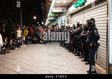 Demonstranten versammeln sich um Polizeikräfte zum Schutz der offenen Kaufhaus "El Corte Inglés" während Generalstreik Stockfoto