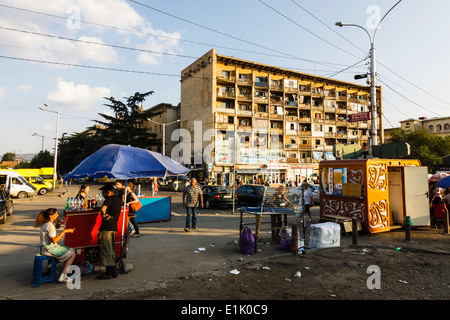 Straßenszene auf dem Ramshakle-Basar am Bahnhof am Vagzlis Moedani Platz in Tibilisi, Georgia Stockfoto