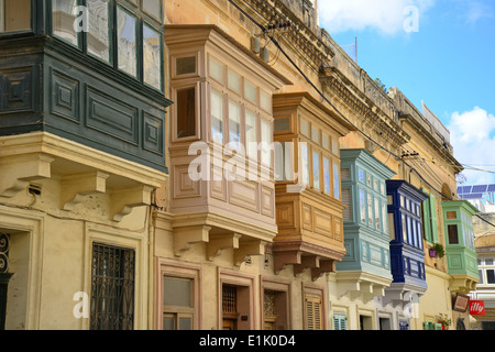 Gemalte hölzerne Balkone (Gallarija), Rabat (Ir-Rabat), Western District, Malta Majjistral Region, Republik Malta eingeschlossen Stockfoto