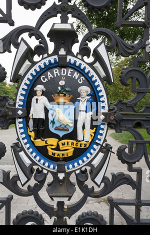 Detail der Kamm am Eingang die Halifax Public Gardens. Ein buntes Wappen schmückt das Eiserne Tor von Halifax Park. Stockfoto